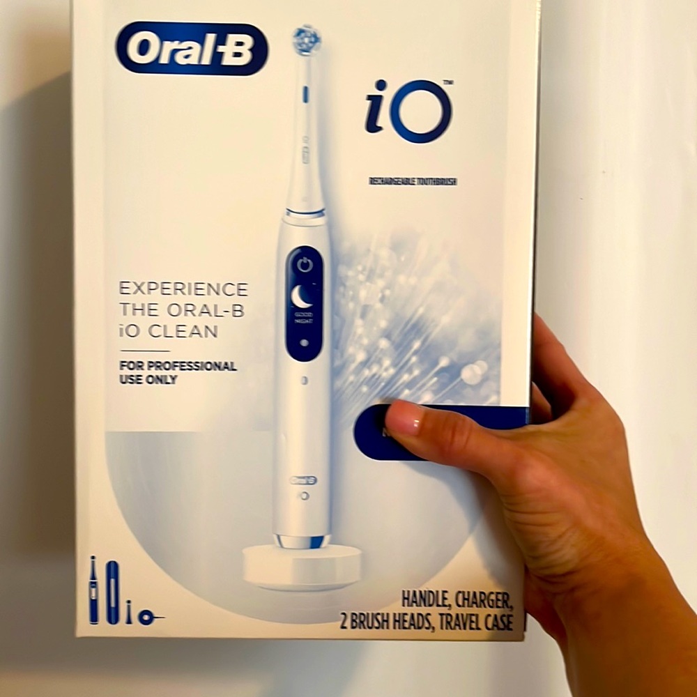 Oral-B iO rechargeable toothbrush - White
